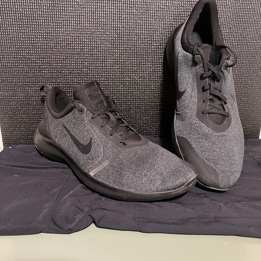 Nike Men's Black and Dark Gray Athletic Shoes